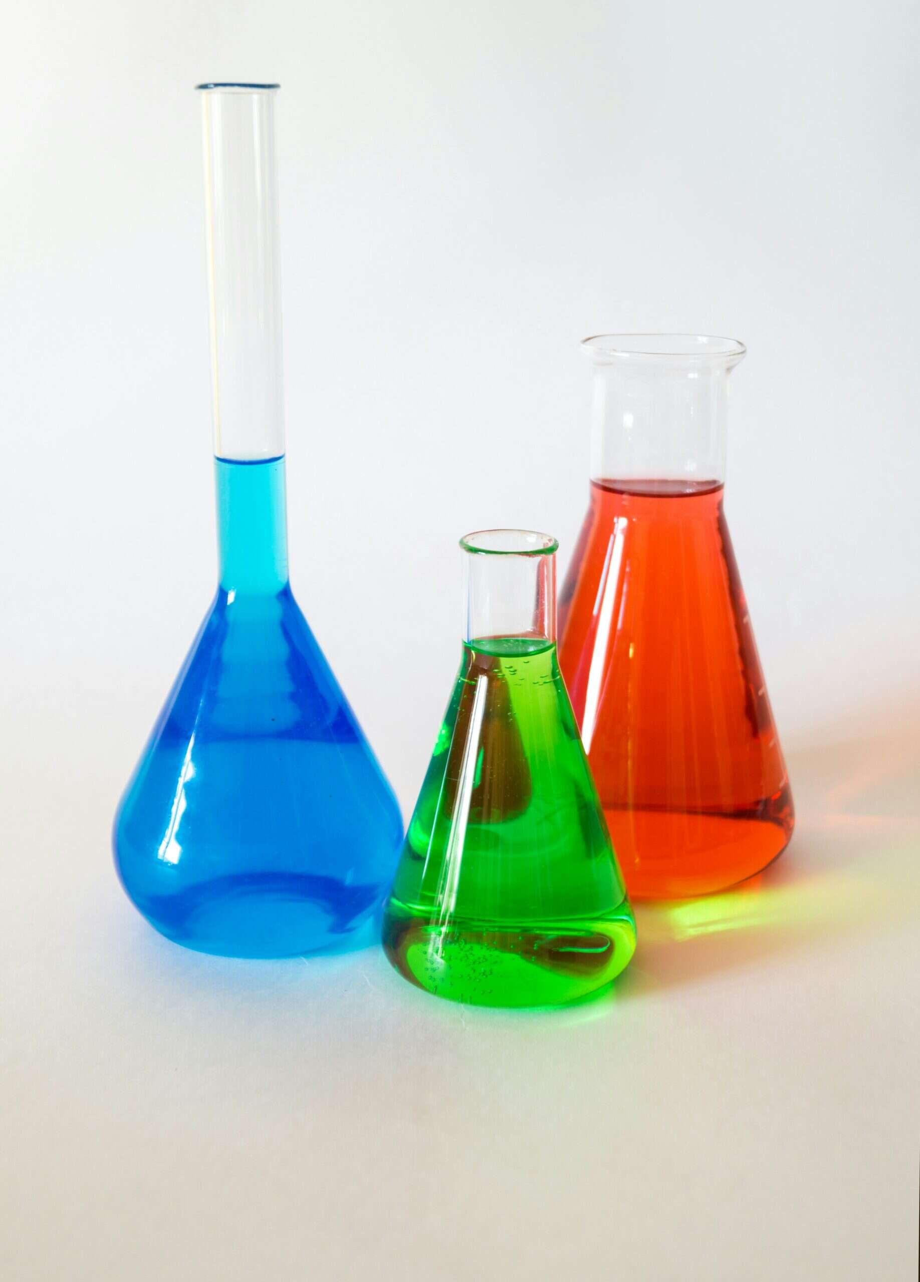 Farbige Laborgefäße als Symbol für naturwissenschaftliches Lernen
