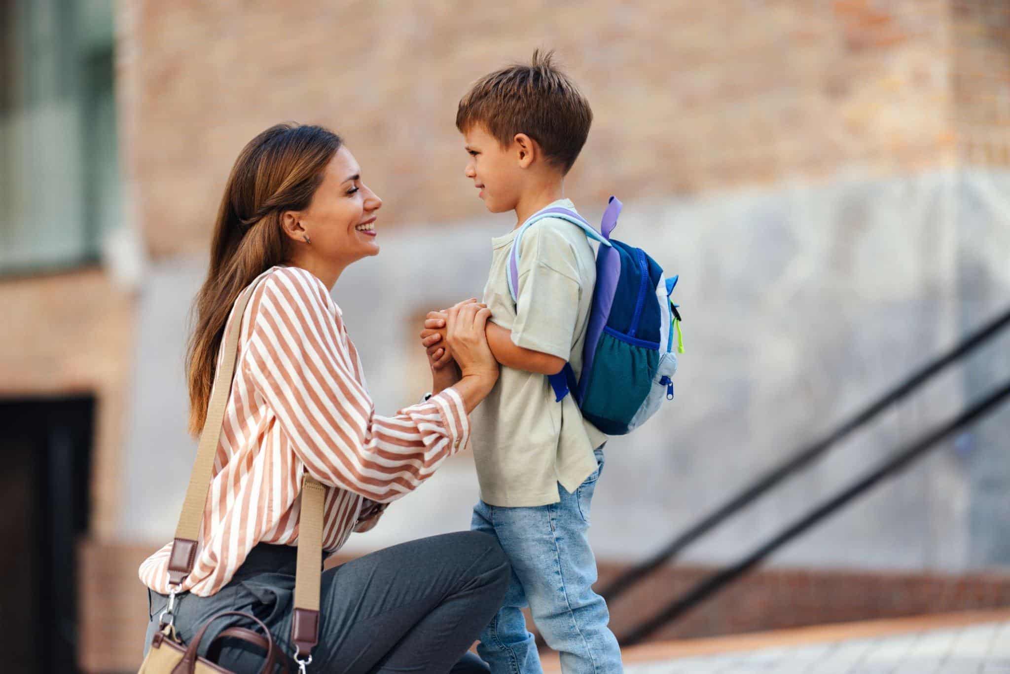 Mutter und Kind sprechen vor dem Schulbesuch miteinander